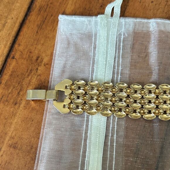 Vintage Elegant Gold Bracelet with Interlocking Design - Picture 4 of 6